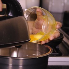 Añadir las yemas y continuar batiendo unos minutos más.