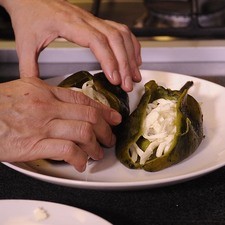 Rellenar cada chile con queso hasta terminar de rellenarlos todos.