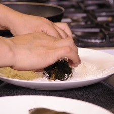 Enharinar cada chile relleno.