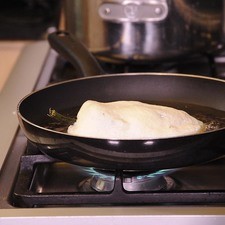 Calentar el aceite en el sartén y sofreír el chile hasta que se vea dorado el capeado.