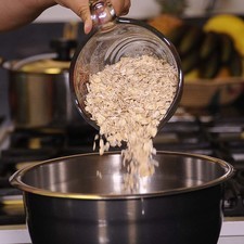 En un tazón mediano agregar la quinoa ya cocida y la avena.
