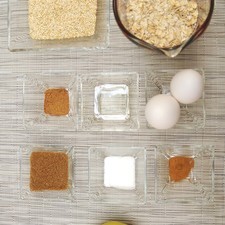 Ingredientes para receta 1 taza de quinoa cocida 1 taza de avena 1/2 cucharita de canela en polvo 1/2 cucharita de nuez moscada 3 cucharadas de azúcar morena 1 cucharada de azúcar blanca 2 cucharadas de miel de maple Help 1 pieza de manzana 2 piezas de huevo