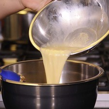 Añadir los huevos batidos hasta integrar.