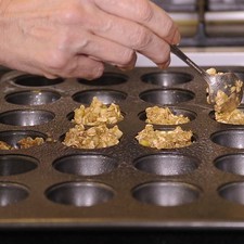 Rellenar la charola con 1 cucharada de la mezcla en cada hoyo y metar al horno por 15-20 min.