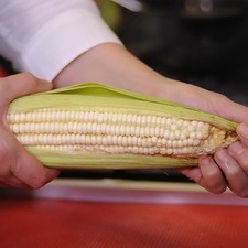 Retirar las hojas de los elotes y reservarlas.