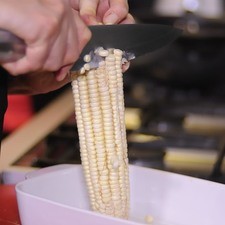 Cortar la punta de los elotes y desgranarlos con un cuchillo, cortando dos hileras a la vez.