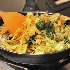 Agregar las flores de calabaza, sazonar con un poco de sal y cocer durante 3 minutos más. Reservar.