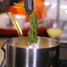 Agregar la sal y las ramas de epazote. Cuando empiece a hervir bajar la lumbre y tapar. Continuar cociendo hasta que los granos estén al dente. Retirar las ramas de epazote.