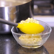 Para servir colocar un poco de los esquites en una vaso.