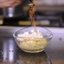 Añadir un poco de mayonesa, jugo de limón y chile.
