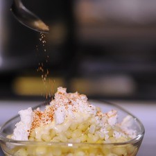 Agregar de nuevo un poco de mayonesa, queso y chile piquín en polvo.