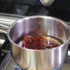 Poner a hervir las pieles durante 5 minutos.