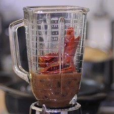 Moler en la licuadora los frijoles con las pieles de los chiles.