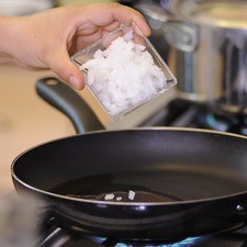 Acitronar la cebolla picada en un sartén abierto con un poco de aceite hasta que se torne transparente.