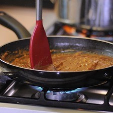 Agregar los frijoles molidos y cocer moviendo con frecuencia hasta que espesen. Sazonar con sal al gusto.