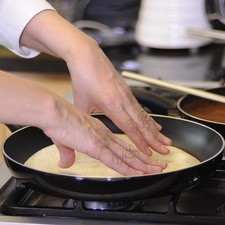 Calentar las tortillas sobre el comal.