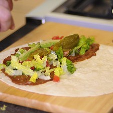 Agregar lechuga picada, jitomate picado, una rebanada de aguacate y chiles en escabeche (opcional).