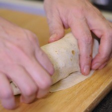 Enrrollar bien hasta formar bien el burrito.
