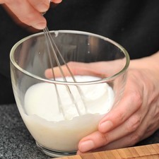 En un tazón, colocar el yogur natural, agregar el azúcar, el jengibre rallado y mezclar con un batidor de globo.