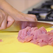 Picar el bistec y las rebanadas de tocino en cuadros pequeños.