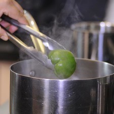 Cocer los tomates verdes en una olla honda con un poquito de agua, hasta que cambien de color cuidando que no se rompan los tomates.