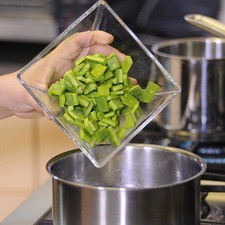 Cocer los nopales picados en una olla honda con una pizca de bicarbonato durante 5 minutos. Escurrir.