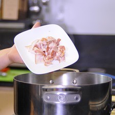 Sofreír los trozos de tocino durante 5 minutos.