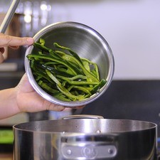 Sofreír los trozos de bistec y las tiras de chile poblano en la misma cacerola hasta que cambien de color.