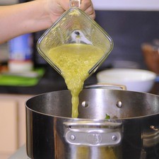 Agregar la salsa molida a la cacerola.