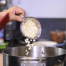 Añadir los granos de elote, sazonar con sal, pimienta y dejar cocer hasta que este suave la carne.