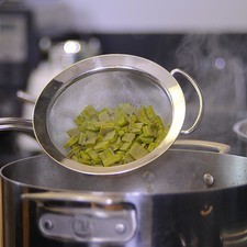 Añadir los nopales a la cacerola.