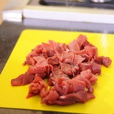 Cortar los bistecs de res en cuadros pequeños, salpimentar por todos lados.