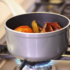 Poner a hervir las pieles de los chiles, jitomates, cebolla y ajo durante 5 minutos, dejar enfriar y reservar.