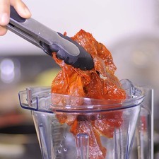 Colocar en el vaso de la licuadora, las pieles de los chiles.