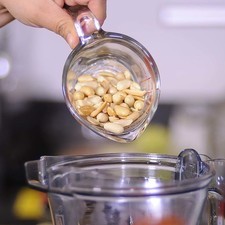 Agregar cacahuates y la rebanada de pan.