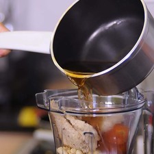 Agregar un poquito del agua de los chiles, moler muy bien hasta obtener una mezcla homogénea.