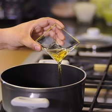 Calentar las dos cucharadas de aceite.