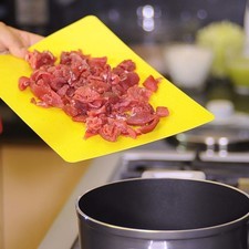 Sofreír los trozos de bistec durante 5 minutos, o hasta que se vean ligeramente dorados.