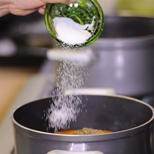 Agregar mejorana, sal y pimienta. Tapar y continuar cociendo a lumbre bajita hasta que la carne esté suave.
