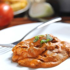 Servir caliente acompañado de frijoles refritos y tortillas