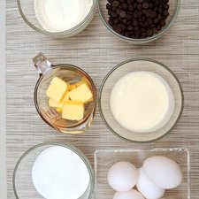 Ingredientes para receta 3/4 taza de mantequilla 340 gramos de chips de chocolate 1/2 taza de crema para batir 5 piezas de huevo 3/4 taza de azúcar 2/3 taza de harina S 13100 1475615336