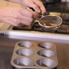 Preparar la charola de cup cakes con mantequilla derretida y cocoa en polvo. S 13101 1475615127