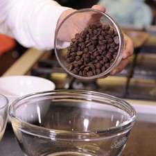 Poner en un tazón los chips de chocolate, la mantequilla y la crema, meter al microondas por 30 seg. y revolver, S 13102 1475615375
