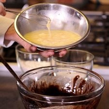 Cuando se enfrie un poco agregar los huevos ya batidos,el azúcar y la harina. Mezclar bien. Refrigerar por lo menos 1 hora. S 13108 1475616101