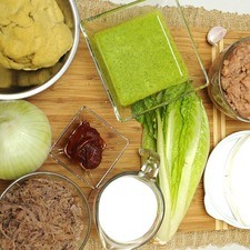 Ingredientes para masa 1 kilogramo de masa de maíz agua caliente al gusto 1 cucharita de sal Ingredientes para relleno 2 tazas de frijoles refritos 200 gramos de queso fresco 1/2 pieza de lechuga 1 taza de crema de leche de vaca 1 taza de salsa verde 2 tazas de carne deshebrada de res 4 piezas de jitomate guaje 2 piezas de chile chipotle adobado 1 diente de ajo 1 pieza de cebolla blanca sal al gusto pimienta negra molida al gusto