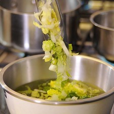 Picar la lechuga, desinfectar en un tazón con unas gotas de desinfectante durante 5 minutos. Escurrir y reservar.