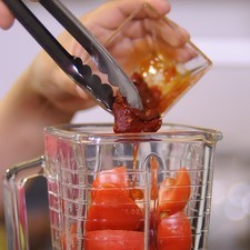 Preparar el relleno, moler los jitomates guajes cortados en cuartos, diente de ajo pelado, chiles chipotles adobados y licuar muy bien todo.
