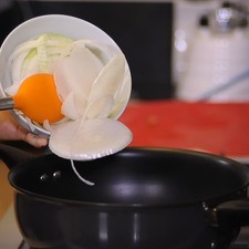Sofreír la cebolla cortada en rodajas durante unos minutos.