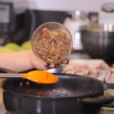 Añadir la carne deshebrada continuar cociendo 3 minutos más y reservar.