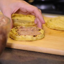 Colocar una base de frijoles sobre el sope.